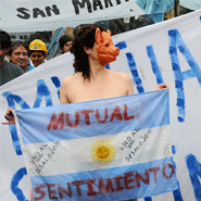 protesta contra el cierre d ela mutual sentimiento