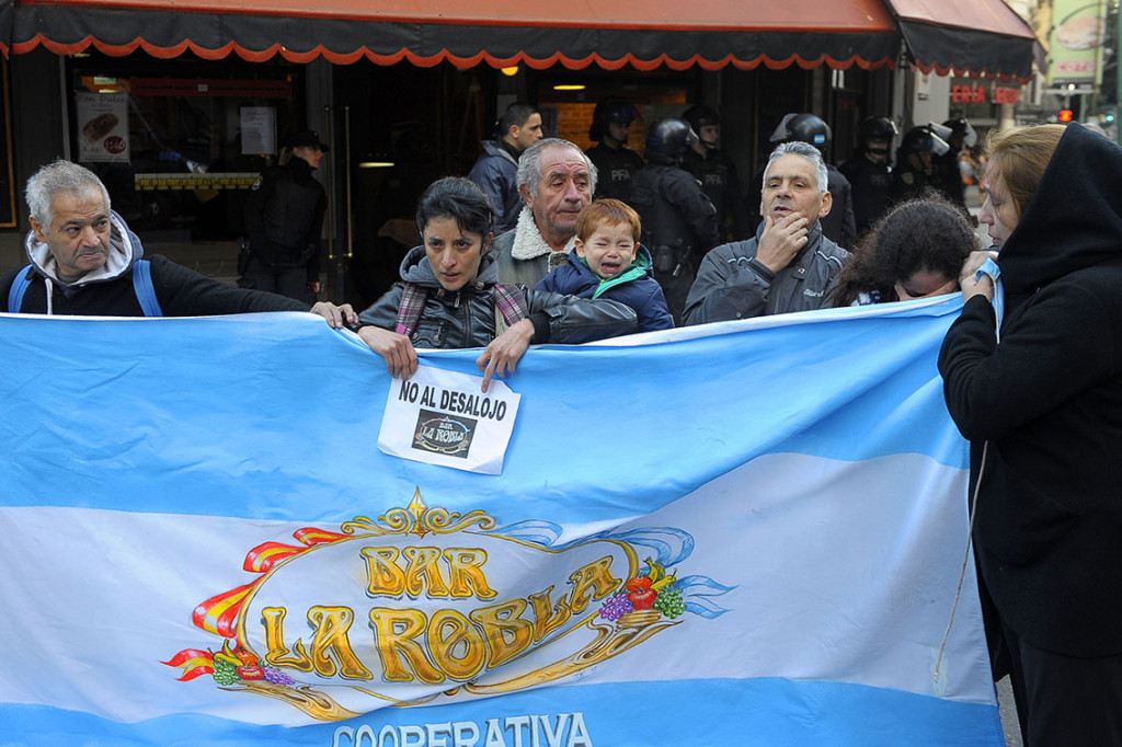 Buenos Aires: El bar La Robla, ubicado en la esquina de Viamonte y Pasaje del Carmen, en el barrio porteño de San Nicolás, fue desalojado esta mañana por efectivos de la Policía Federal, pese a que en la Legislatura había dos proyectos de ley para evitar el procedimiento que deja en la calle a 21 trabajadores que el año pasado formaron una cooperativa para administrar el local gastronómico. Foto: Gustavo Amarelle