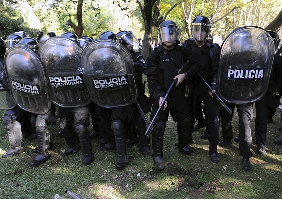 DYN18, BUENOS AIRES 26/04/2013, AGENTES DE LA POLICÍA METROPOLITANA SE .ENFRENTARSE ESTA MAÑANA CON TRABAJADORES DEL GREMIO ATE EN EL HOSPITAL NEUROPSIQUIÁTRICO BORDA, EN EL BARRIO PORTEÑO DE BARRACAS. FOTO:DYN/RODOLFO PEZZONI.