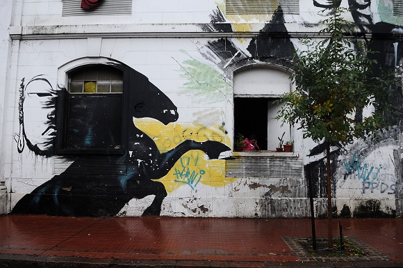 Télam 19/04/2019 Buenos Aires: Integrantes de la Cooperativa de Vivienda "San Telmo Limitada" temen por nuevo intento de desalojo del edificio del ex Padelai, al ver reforzada la custodia en torno al edificio por lo que reclamaron "una verdadera solución habitacional", si el gobierno porteño decide desconocer el derecho que "tenemos sobre el 70 por ciento del predio". Foto: Gustavo Amarelle/Télam/dsl
