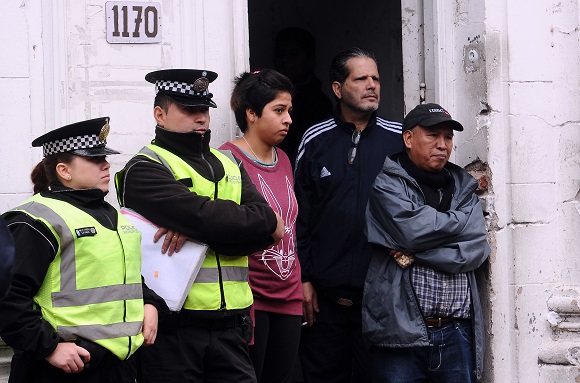 Télam 19/04/2019 Buenos Aires: Integrantes de la Cooperativa de Vivienda "San Telmo Limitada" temen por nuevo intento de desalojo del edificio del ex Padelai, al ver reforzada la custodia en torno al edificio por lo que reclamaron "una verdadera solución habitacional", si el gobierno porteño decide desconocer el derecho que "tenemos sobre el 70 por ciento del predio". Foto: Gustavo Amarelle/Télam/dsl