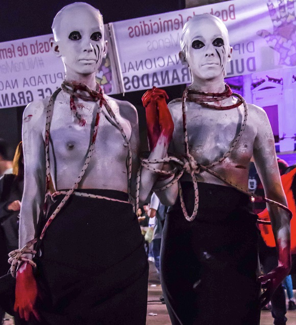 Télam 30/05/2016 Buenos Aires: 'La primera #NiUnaMenos', una muestra documental que se exhibe desde hoy a las 18 en la Legislatura porteña para luego recalar en otros lugares, reconstruye desde la fotografía la multitudinaria marcha del 3 de junio de 2015 en contra de los femicidios y otras problemáticas de género, a través de imágenes que reflejan el modo perfomático con el que se canalizaron esas demandas. Foto: Télam/aa