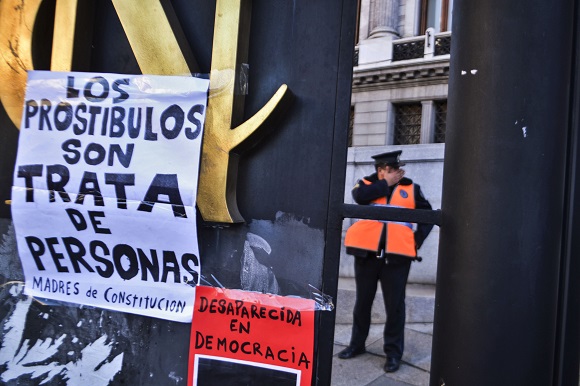 Télam 30/05/2016 Buenos Aires: 'La primera #NiUnaMenos', una muestra documental que se exhibe desde hoy a las 18 en la Legislatura porteña para luego recalar en otros lugares, reconstruye desde la fotografía la multitudinaria marcha del 3 de junio de 2015 en contra de los femicidios y otras problemáticas de género, a través de imágenes que reflejan el modo perfomático con el que se canalizaron esas demandas. Foto: Télam/aa