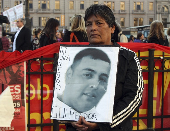 Télam 30/05/2016 Buenos Aires: 'La primera #NiUnaMenos', una muestra documental que se exhibe desde hoy a las 18 en la Legislatura porteña para luego recalar en otros lugares, reconstruye desde la fotografía la multitudinaria marcha del 3 de junio de 2015 en contra de los femicidios y otras problemáticas de género, a través de imágenes que reflejan el modo perfomático con el que se canalizaron esas demandas. Foto: Télam/aa