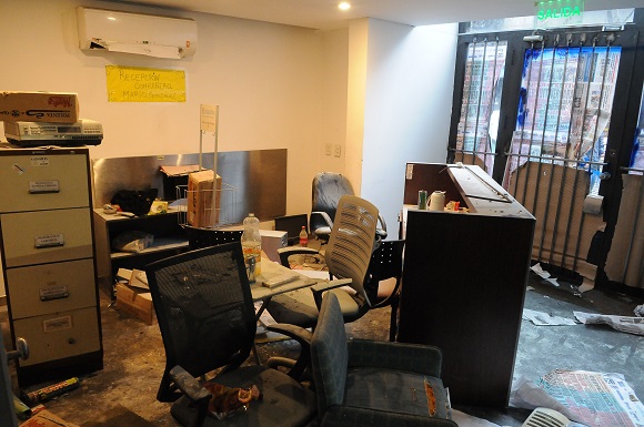 Télam 04/07/2015 Buenos Aires:Una patota de al menos 20 personas, encabezada por el empresario Mariano Martínez Rojas, ingresó esta madrugada a la redacción del semanario Tiempo Argentino y provocó destrozos en las instalaciones, además de robar documentación del área administrativa de la cooperativa que gestiona la publicación.Estado en quedó la redacción del diario luego del ataque. Foto: Gustavo Amarelle