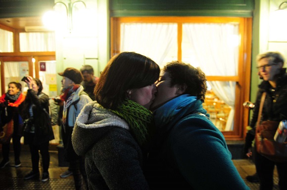 Télam 05/09/2016 Buenos Aires: Organizaciones representativas de la diversidad sexual participaron del "besazo" convocado frente al bar La Biela, en el barrio porteño de la Recoleta, donde el lunes pasado Belén Arenas denunció haber sido echada junto a su pareja por su condición de lesbiana. Foto: Maxi Luna cf