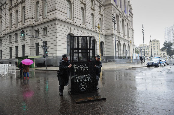Télam 12/09/2016 Buenos Aires: Un fuerte operativo de seguridad y grandes cortes se realizan en el centro porteño por el encuentro de empresarios en el Centro Cultural Kirchner, el foro de inversiones comienza desde hoy, hasta el jueves. Foto: Maximiliano Luna/telam/aa