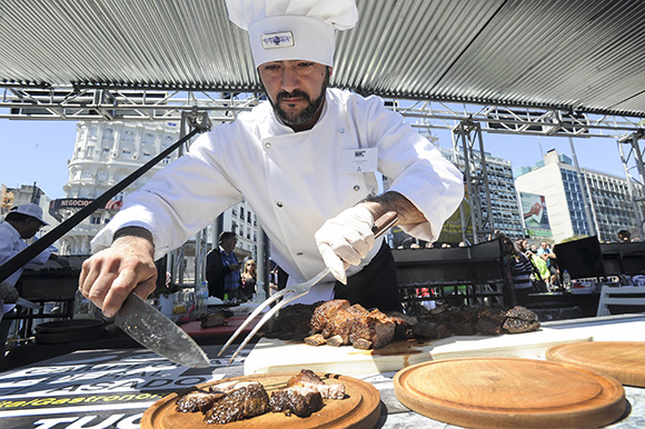 telam 09/10/2016 Buenos Aires: Las 24 parejas de parrilleros que representan a cada una de las provincias y la ciudad de Buenos Aires ya encendieron sus parrillas para dar comienzo al Campeonato Federal de Asado que tiene lugar junto al Obelisco. Foto: Luciana Granovsky/telam/ef