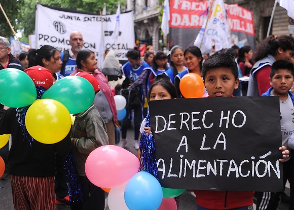 Buenos Aires: Organizaciones nucleadas en el colectivo ''Encuentro Niñez y Territorio'' marcharon esta tarde desde Avenida de Mayo y 9 de Julio hacia la Plaza de Mayo, adonde realizan un festival artístico, para ''visibilizar la crisis económica y social, la criminalización de la protesta, la presencia policial y la vulneración de los derechos de los pibes y pibas en sus comunidades''. Foto: Víctor Carreira/Télam/jcr 26/10/2016