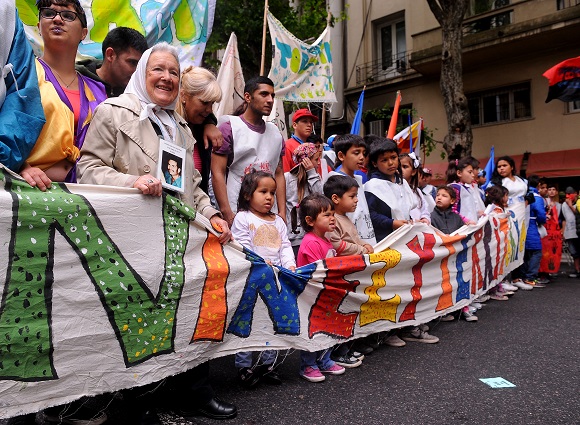 Buenos Aires: Organizaciones nucleadas en el colectivo ''Encuentro Niñez y Territorio'' marcharon esta tarde desde Avenida de Mayo y 9 de Julio hacia la Plaza de Mayo, adonde realizan un festival artístico, para ''visibilizar la crisis económica y social, la criminalización de la protesta, la presencia policial y la vulneración de los derechos de los pibes y pibas en sus comunidades''. Foto: Víctor Carreira/Télam/jcr 26/10/2016