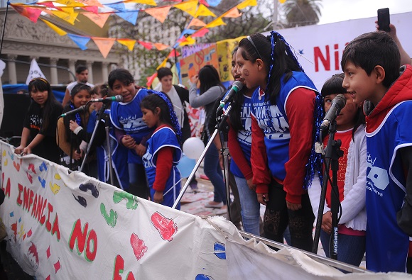 Buenos Aires: Organizaciones nucleadas en el colectivo ''Encuentro Niñez y Territorio'' marcharon esta tarde desde Avenida de Mayo y 9 de Julio hacia la Plaza de Mayo, adonde realizan un festival artístico, para ''visibilizar la crisis económica y social, la criminalización de la protesta, la presencia policial y la vulneración de los derechos de los pibes y pibas en sus comunidades''. Foto: Víctor Carreira/Télam/jcr 26/10/2016