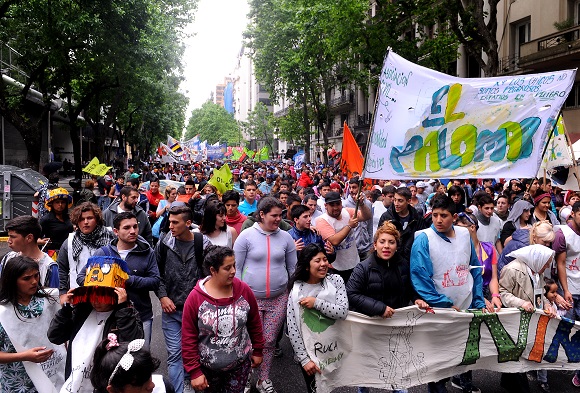 Buenos Aires: Organizaciones nucleadas en el colectivo ''Encuentro Niñez y Territorio'' marcharon esta tarde desde Avenida de Mayo y 9 de Julio hacia la Plaza de Mayo, adonde realizan un festival artístico, para ''visibilizar la crisis económica y social, la criminalización de la protesta, la presencia policial y la vulneración de los derechos de los pibes y pibas en sus comunidades''. Foto: Víctor Carreira/Télam/jcr 26/10/2016